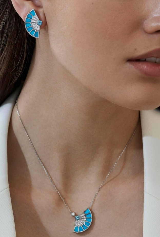 عقد من مجموعة Fanfare لغرارد Garrard وهو مرصع بالفيروز والأكوامارين والألماس