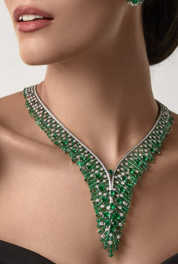 عقد Alaxoa من كارتييه cartier وهو مرصع بالألماس والزمرد