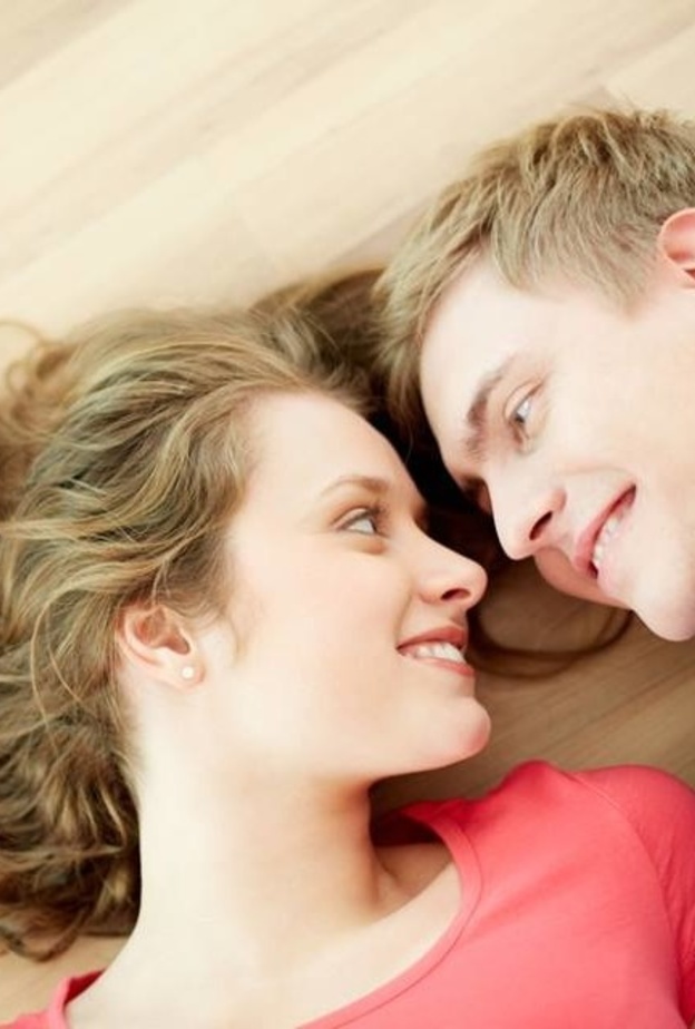 علامات قوية تخبرك أنه يحبك