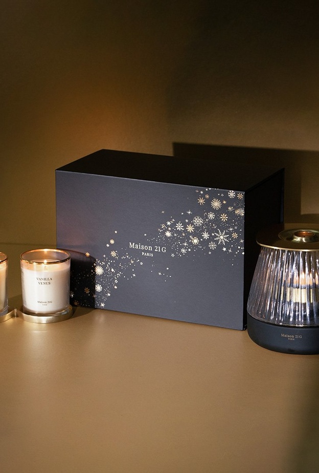 علبة الشموع المعطرة ضمن هدايا مستحضرات التجميل للمرأة العصرية