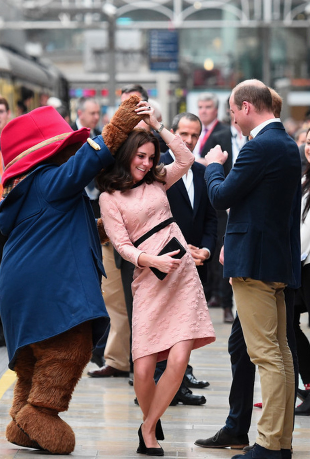 عندما قامت كاثرين أميرة ويلز Catherine, Princess of Wales بالرقص مع شخص يرتدي زي دب بادينغتون.