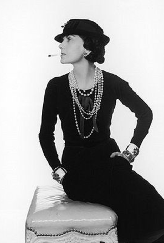 غابرييل شانيل تضع شلالات اللؤلؤ التي صارت توقيعًا لإطلالتها.