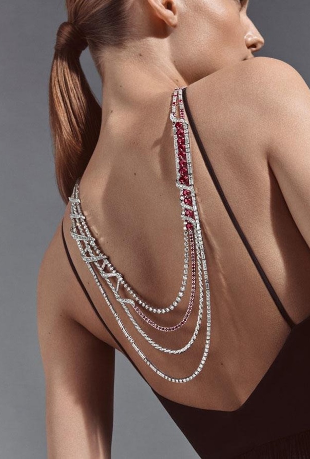 فخامة مجوهرات الياقوت الأحمر لسهرات ديسمبر