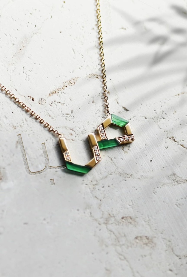 في اليوم العالمي للغة العربية تألقي بقطع مجوهرات باهرة بالخط العربي