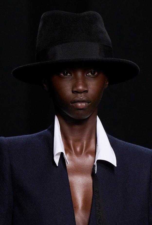 7 دور كلّلت إطلالاتها بقبعات رائعة في عروض خريف وشتاء 2022