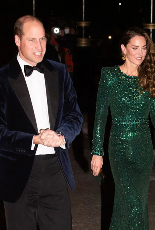 كيت ميدلتون  بإطلاله فستان أخضر لامع أنيق ومزخرف من منطقة الخصر بالجواهر