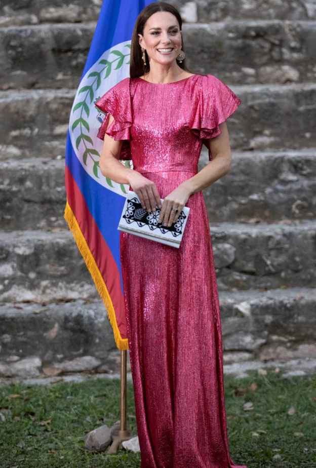 كيت ميدلتون ظهرت بفستان وردي جذاب بلون حلوى الفادج من ماركة The Vampires Wife