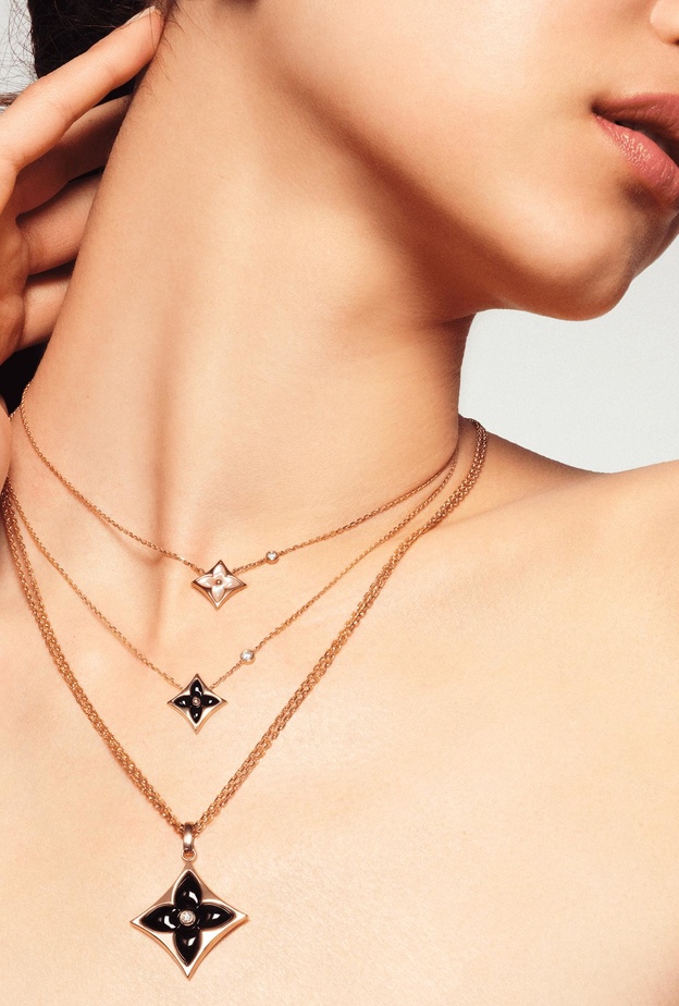 مجوهرات عرق اللؤلؤ والأونيكس تلائم اطلالة كأس العالم 2022