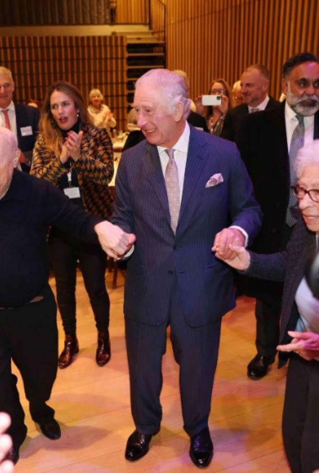 الملك تشارلز الثالث يشارك مٌسنة الرقص على أنغام الموسيقى