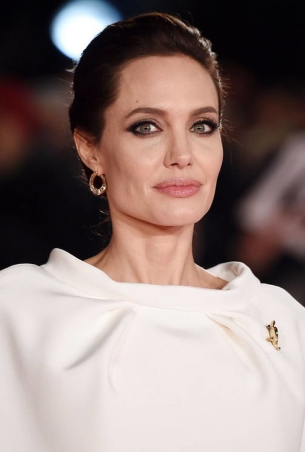 صيحات جمالية لم تتخلى عنها أنجلينا جولي منذ بداياتها