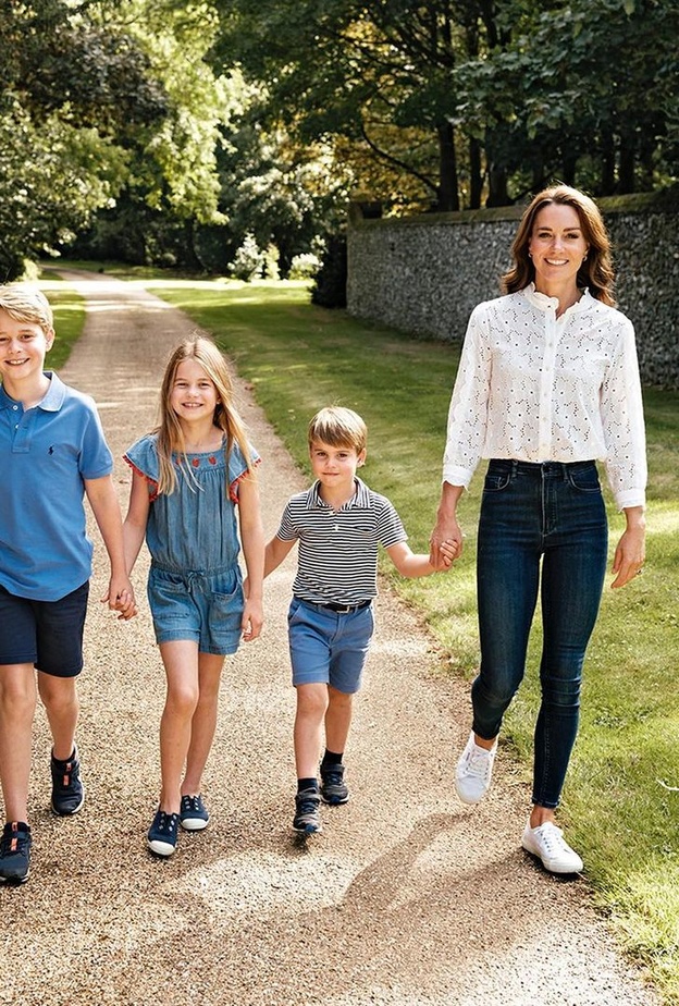 5 إطلالات مثالية لكيت ميدلتون بالبنطلون الدنيم