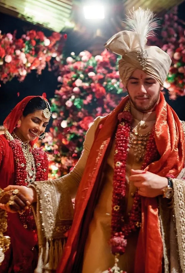 نجوم عالميين توجوا حبهم بالارتباط في شهر ديسمبر