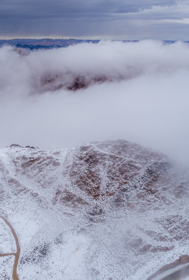 الغيوم تزيد من جمال المشهد في جبل اللوز - المصدر @mohamd_alshrif_0.