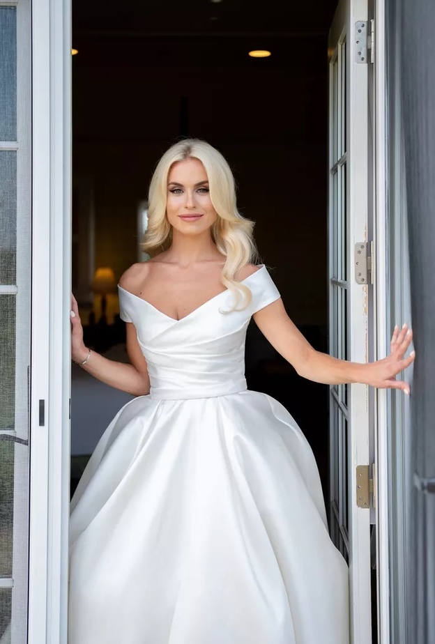 ياقات عمودية لفساتين الزفاف