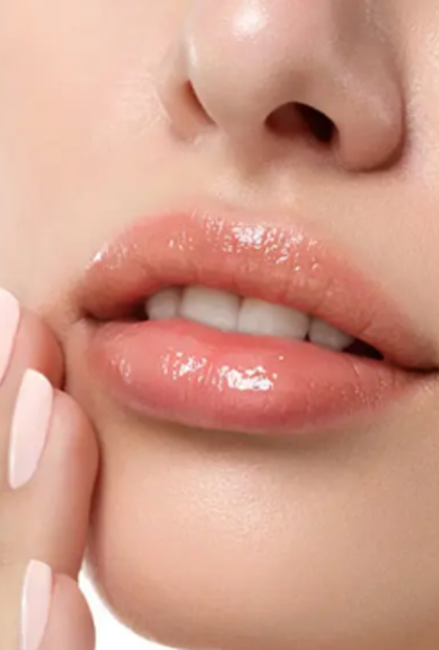 يجب معرفة أسباب جفاف الشفاه لتجنبها.png