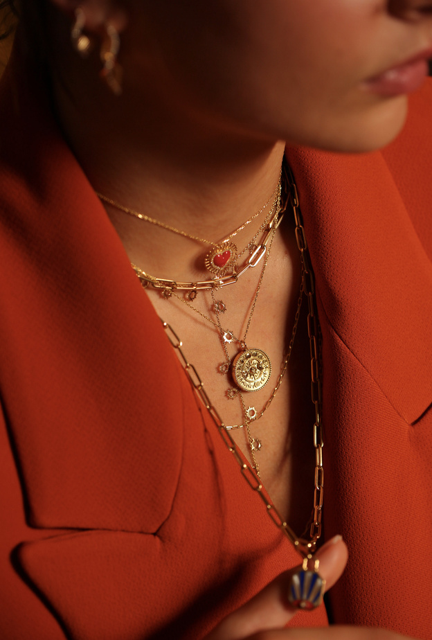 هذه هي تصاميم المجوهرات الملائمة لإطلالة اللون البرتقالي