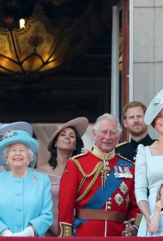 الملكة إليزابيث الثانية نسقت مع زوجة حفيدها كيت ميدلتون فساتين باللون الأزرق