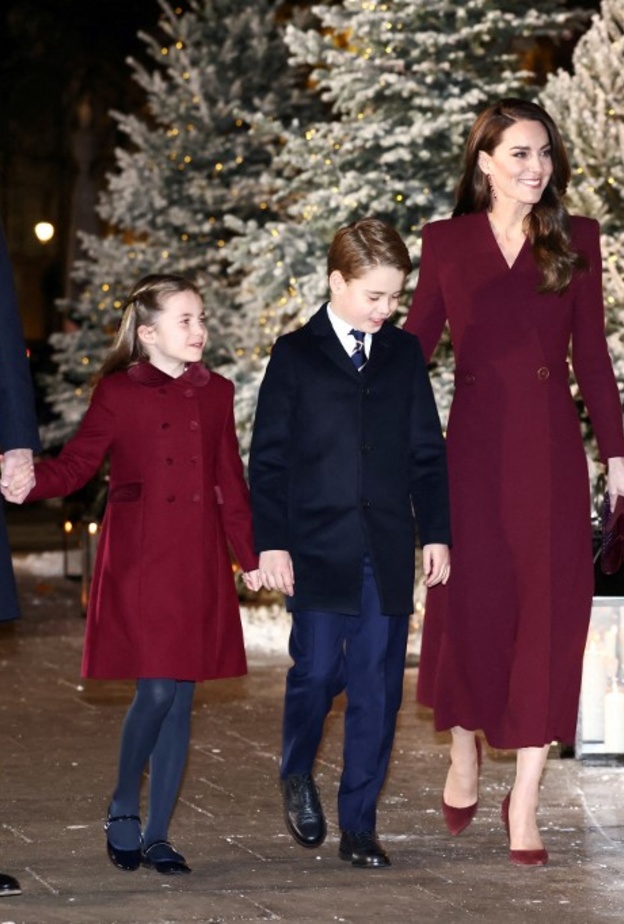 بعد إطلالة كيت وشارلوت الأخيرة.. كم مرة ارتدت الملكات والأميرات مثل بناتهن؟