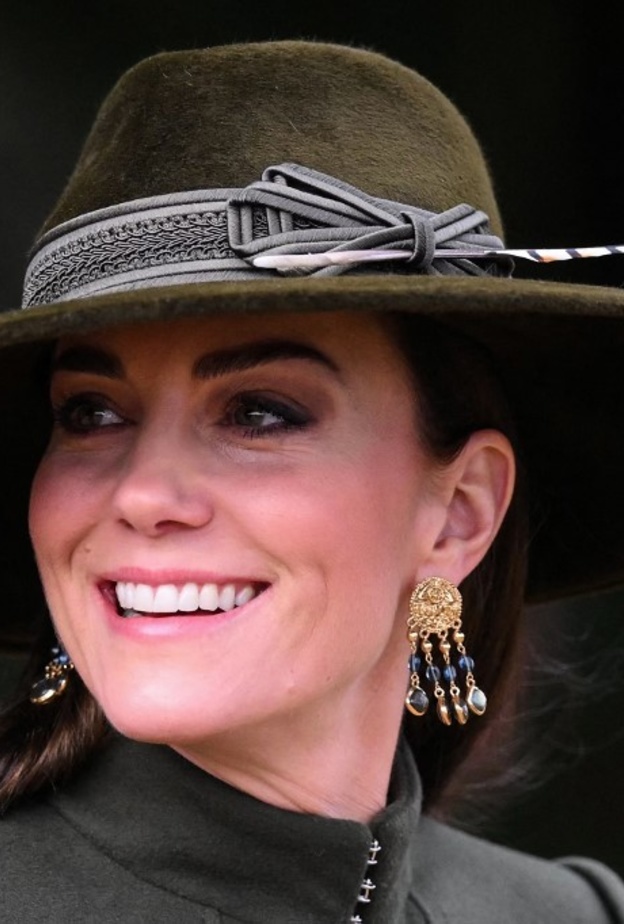 مجوهرات عصرية اختارتها كيت ميدلتون في احتفالات نهاية العام على مر السنين
