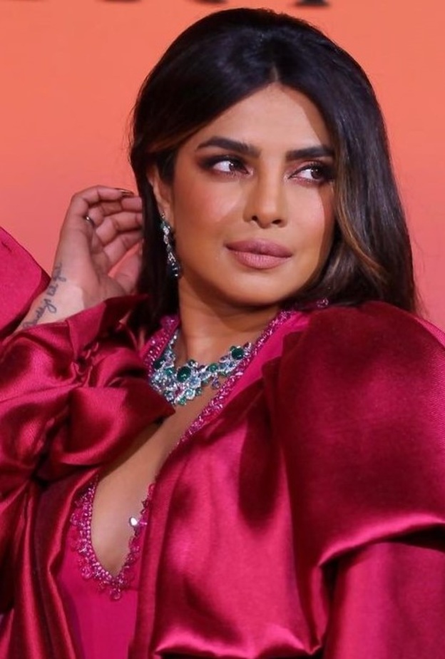 اطلالة بريانكا شوبرا بمكياج وردي