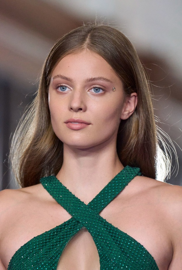 اختياراتنا لهدايا مناسبات نهاية عام 2022 .. عطور مميزة للصبايا في العشرينات