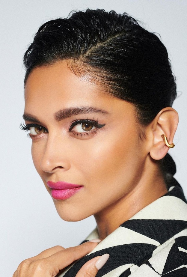 جولة على أجمل رسمات الآيلاينر للنجمات العالميات في عام 2022 وأسرار تطبيقها بإحترافية