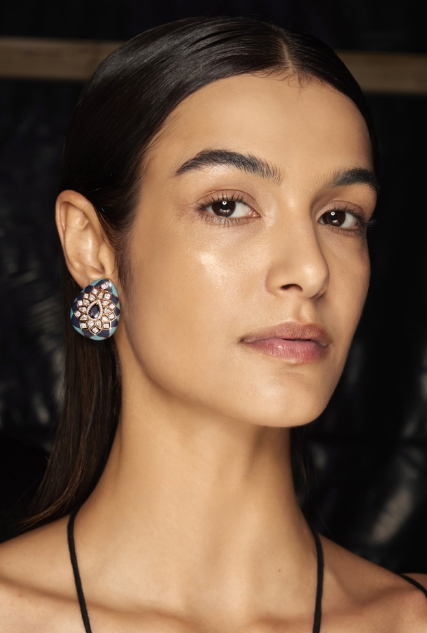 تخلصي من خلايا الجلد الميتة عن طريق تجديد البشرة