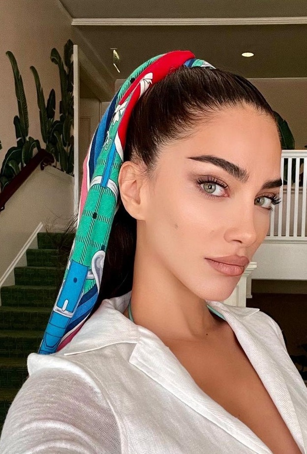 تسريحات شعر ذيل الحصان مع السكارف من وحي جيسيكا قهواتي