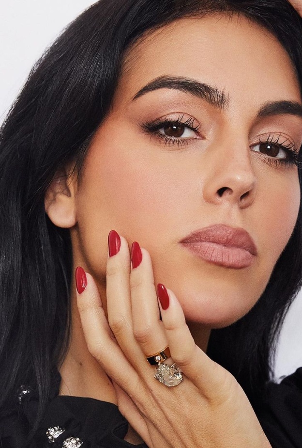 إطلالات جورجينا رودريغيز ساحرة عبر السنوات