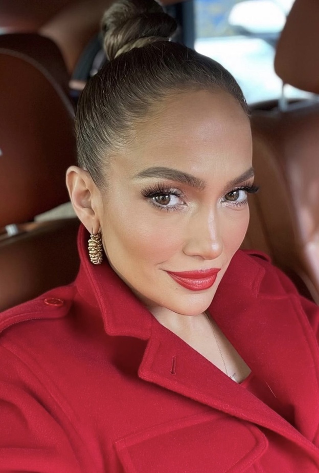 خطوات تطبيق مكياج جينفر لوبيز - الصورة من حسابها على انستغرام