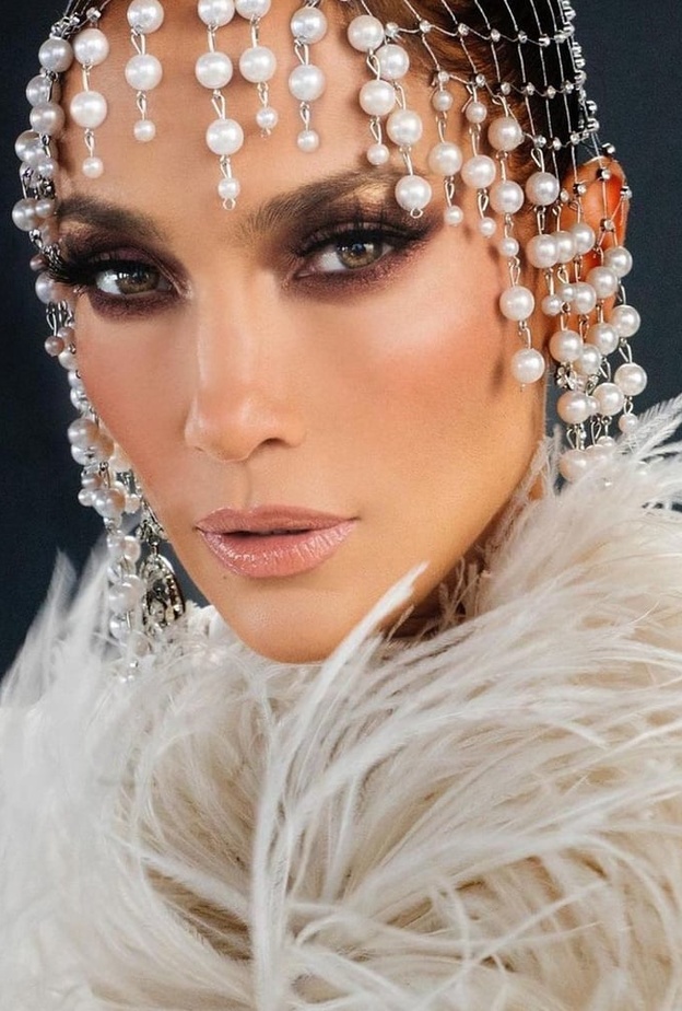 جولة على أبرز الإطلالات الجمالية للنجمات العالميات في عام 2022 ..استوحي منهن أساليب لا تنسى