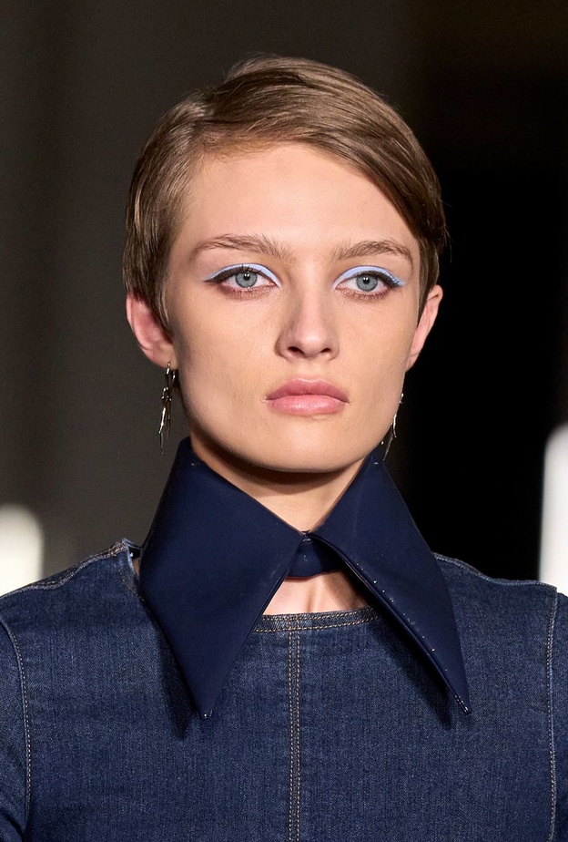 رسمات مكياج مع اللون الازرق الفاتح من دار Christian Siriano