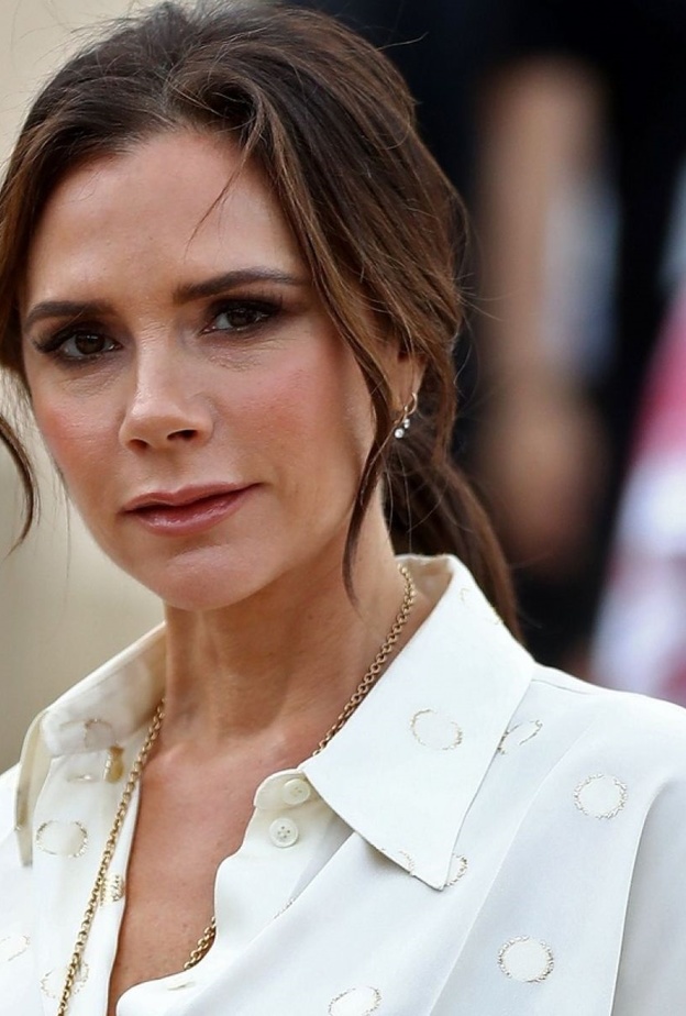 فيكتوريا بيكهام بصيحة البلاشر البرونزي