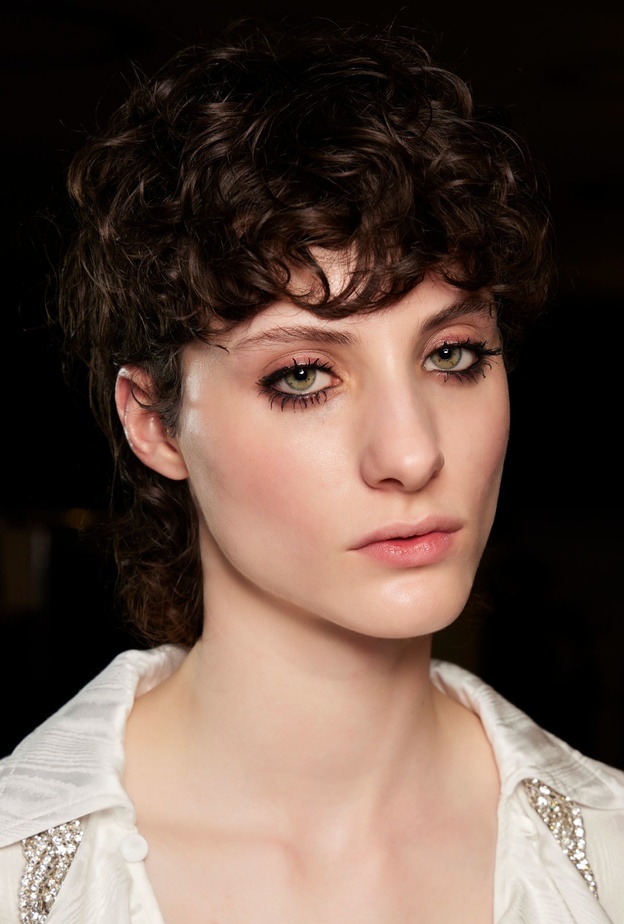 ما هي فعالية تطويل الرموش بالزيوت الطبيعية؟