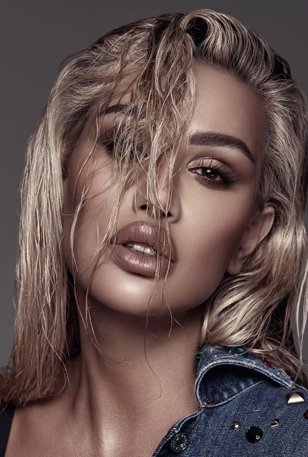 صور تغييرات ملفتة في إطلالات مايا دياب على مر السنين