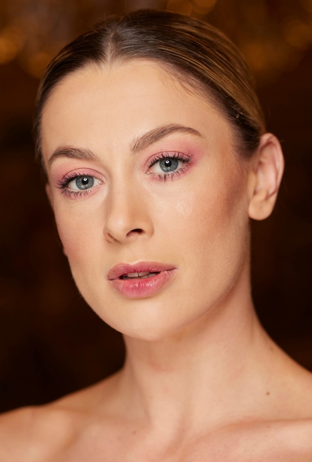 مستحضرات تجميل لتطبيق مكياج طبيعي