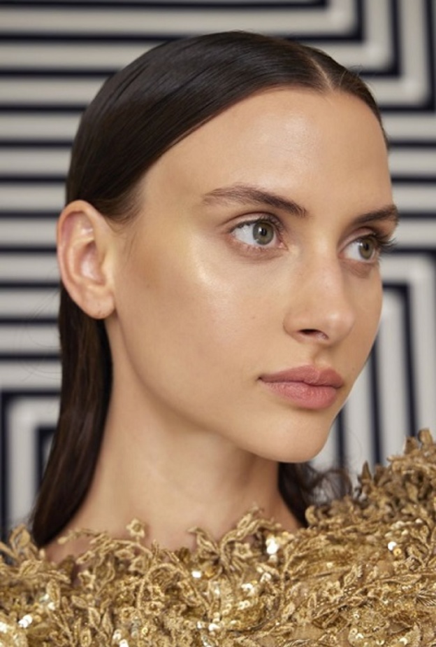 دليلك الجمالي حول أحماض العناية بالبشرة وأهمية استخدامها بشكل منتظم