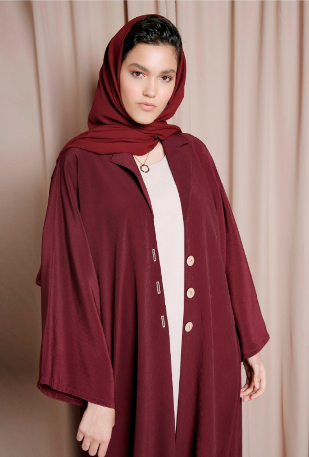 تصميم أنيق لعباية Sole بلون البوردو والمزيّنة بأزرار بارزة بلون البيج