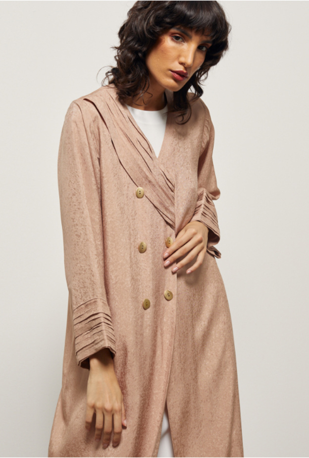 بساطة وأناقة العباية البيج الفريدة من تصميم دار عبايات WA Dubai