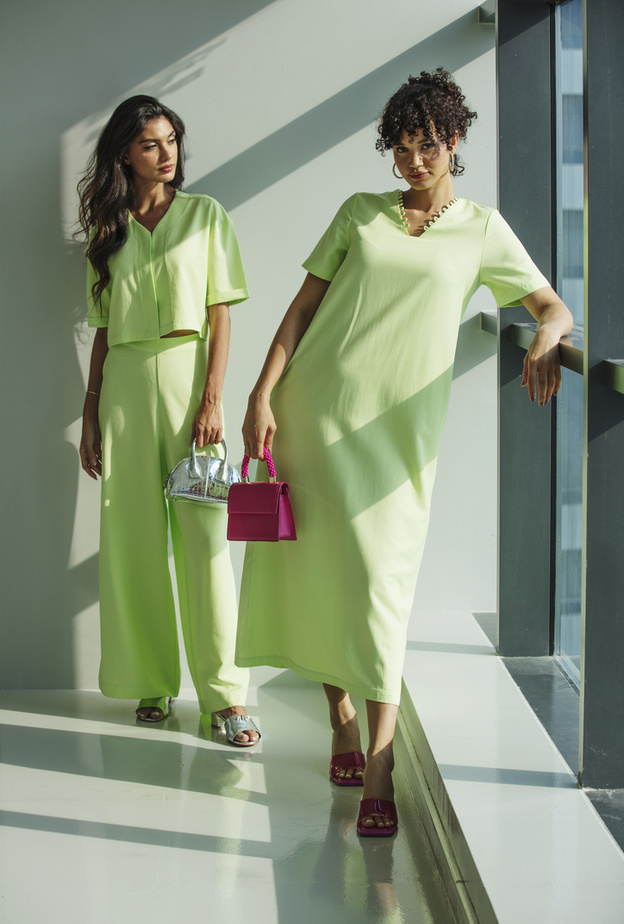 تصاميم لافتة من "كيفي" عصرية ومحشمة بألوان مميّزة