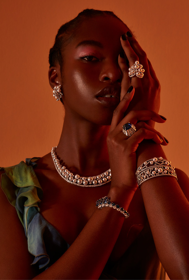 فستان أخضر مصبوغ بتقنية القماش المربوط من "روبيرتو كافالي" ROBERTO CAVALLI. من "يوكو لندن" YOKO LONDON، عقد "بابل" BUBBLE من الذهب الأبيض ولؤلؤ "أكويا" ولؤلؤ بحر الجنوب والماس، وأقراط وخاتم وسواران من مجموعة "ريندروب" RAINDROP كلها مصنوعة من الذهب الأبيض ولؤلؤ "أكويا" والماس. من "غراف" GRAFF، خاتم مرصع بحجر صفير محدّب عياره 15.88 قيراط والماس بعيار 6.47 قيراط، وسوار مزدوج مرصع بالصفير بعيار 22.13 قيراط والماس الأبيض بعيار 9.16 قيراط.