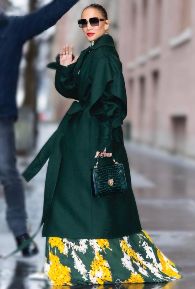 إطلالات جينيفر لوبيز عام 2022 مثال للأناقة