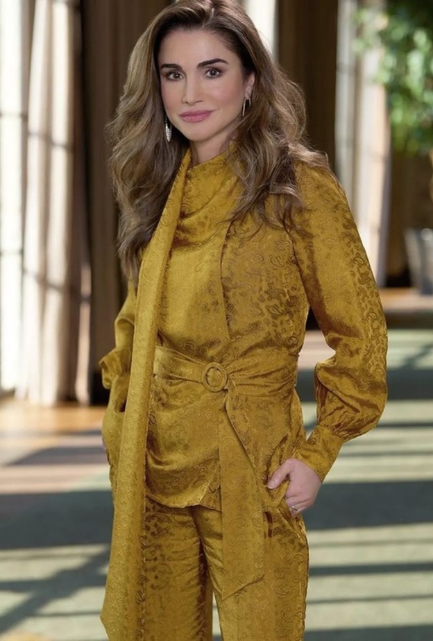 إطلالة لافتة للملكة رانيا بلوك مميّز من Erdem