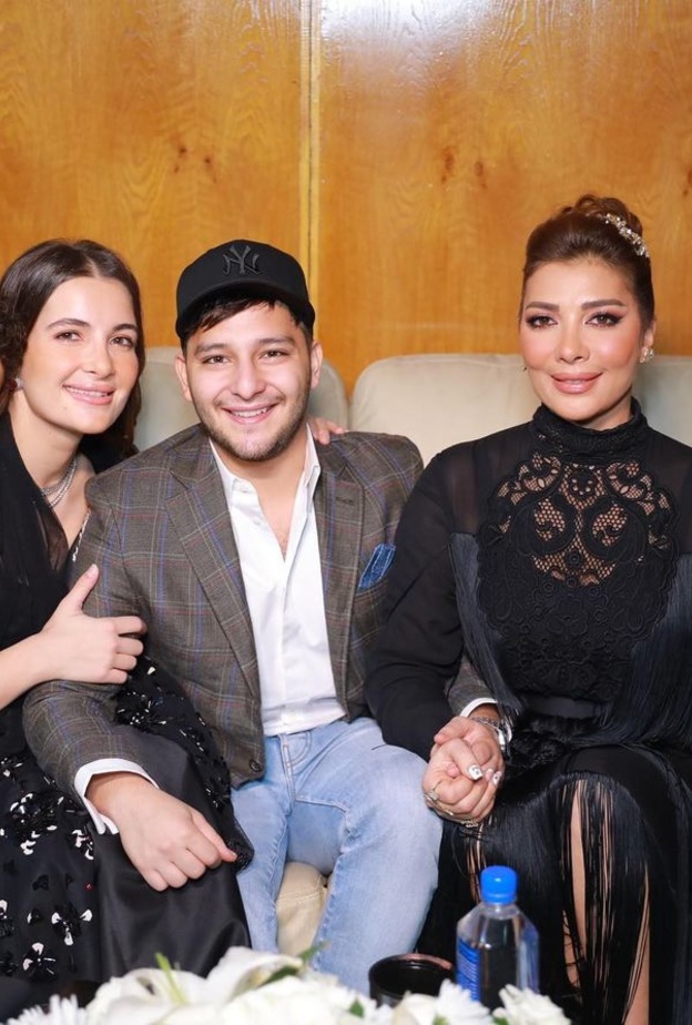 مشاهير يتفاخرون بروابطهم الأسرية القوية..إليكم أجمل اللقطات العائلية لهم هذا العام