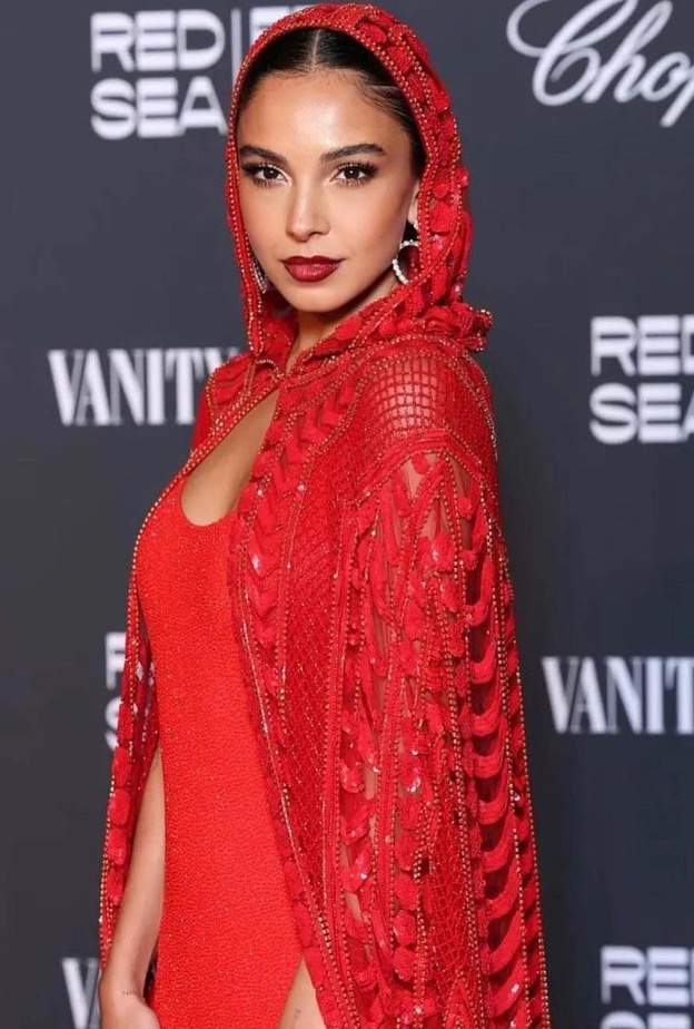 إطلالات النجمات مع أغطية الرأس خلال تواجدهن بالسعودية