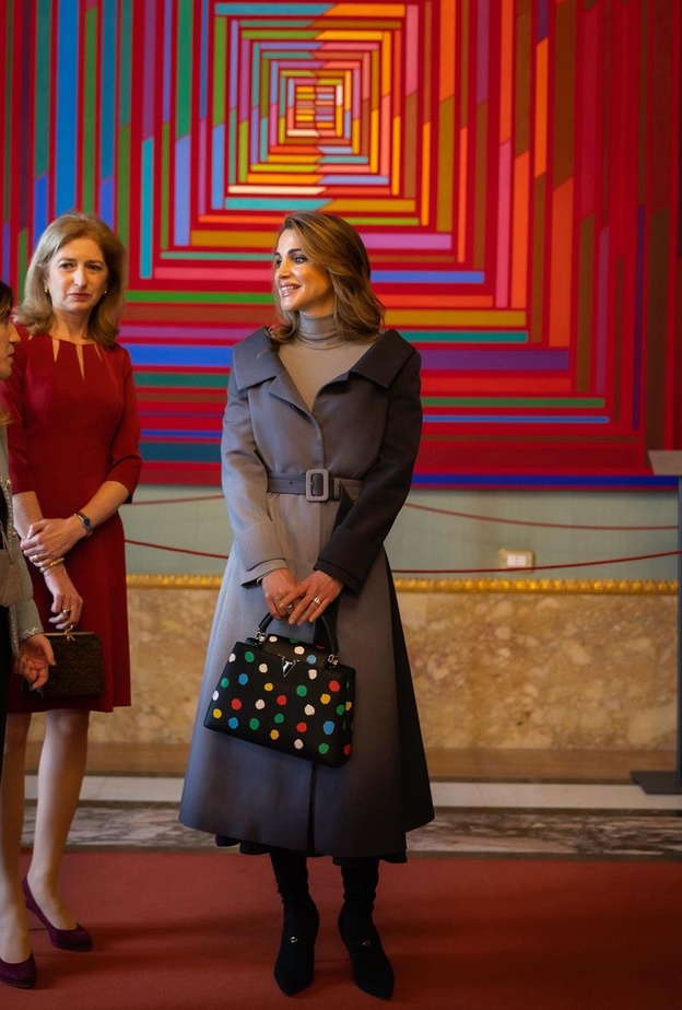 4 إطلالات جديدة للملكة رانيا أثبتت من خلالها أناقتها الاستثنائية بين الملكات