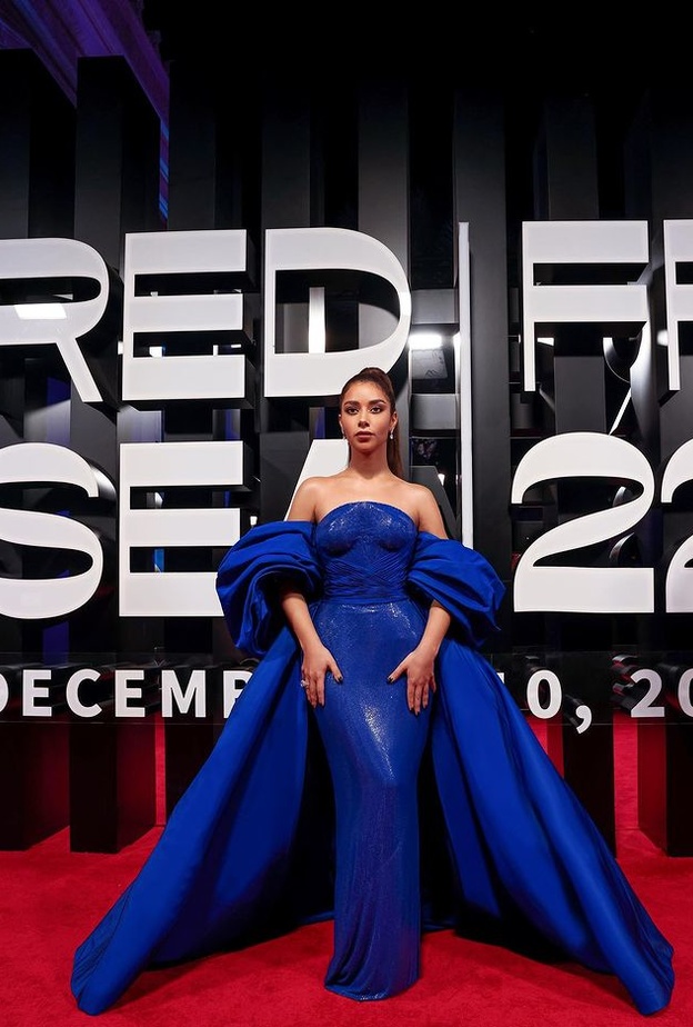 إطلالة ساحرة باللّون الأزرق من Versace