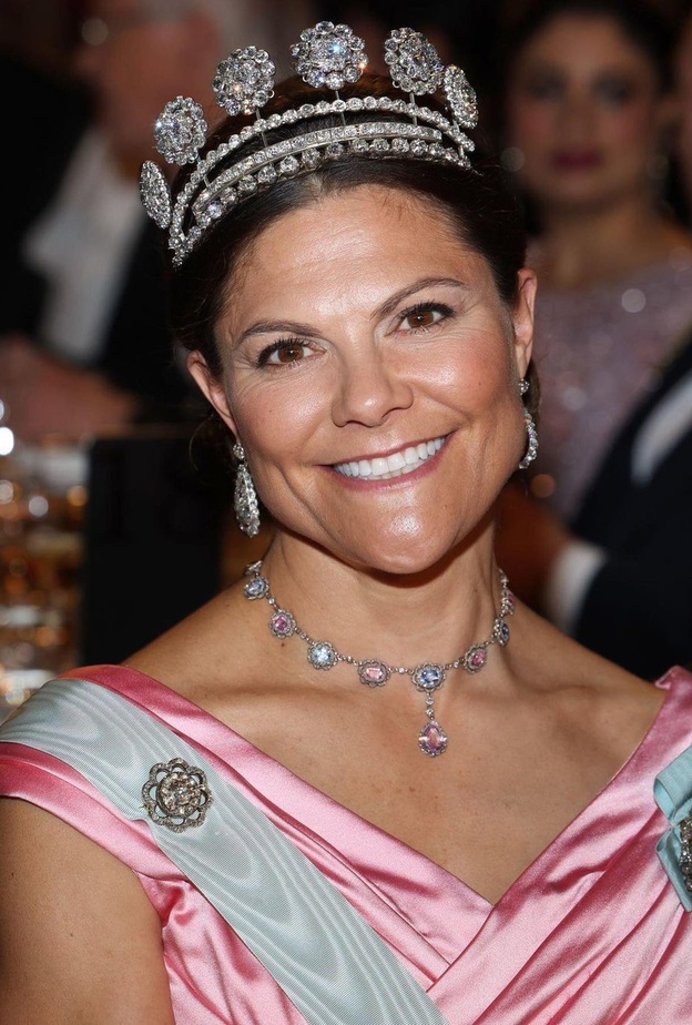 الأميرة فيكتوريا تتألق بتاج من الألماس في حفل نوبل