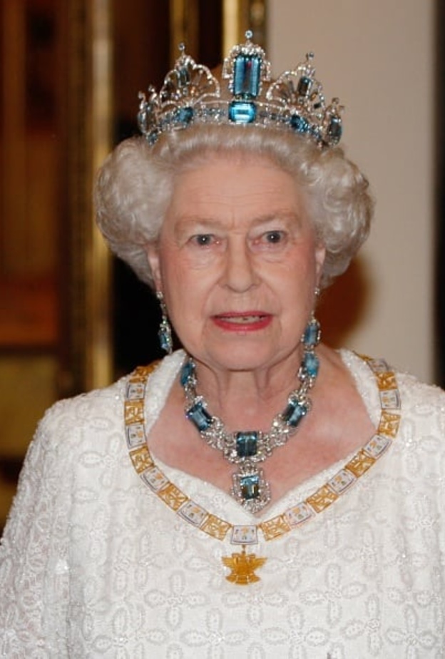 طقم الأكوامارين للملكة إليزابيث من دار غيرارد Garrard