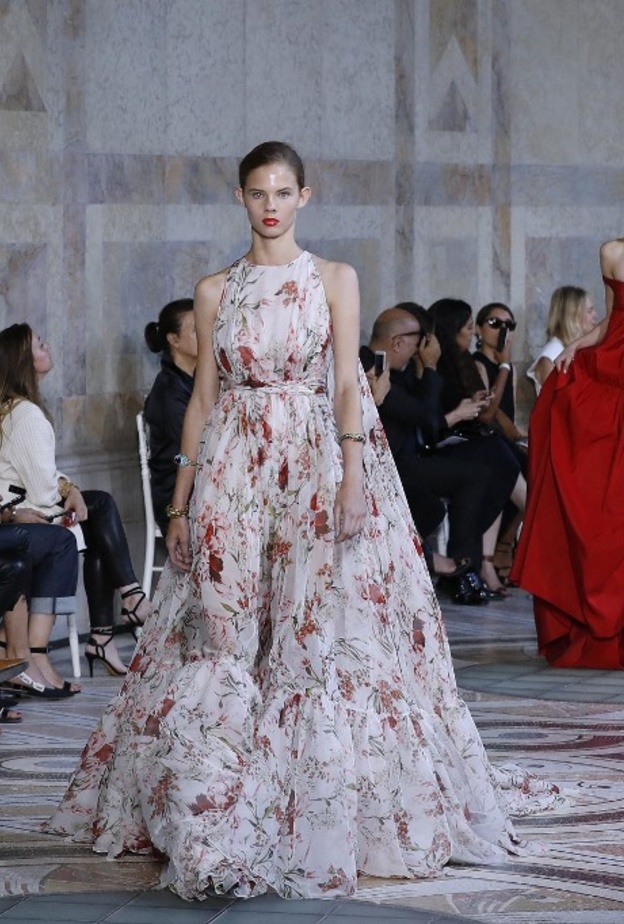 رحلة في عالم الأناقة الخالدة للمصمّم جيامباتيستا فالي!